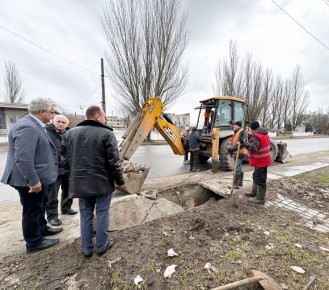 В Бердянске идет расчистка и ремонт ливневок