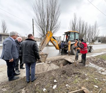 В Бердянске идет расчистка и ремонт ливневок