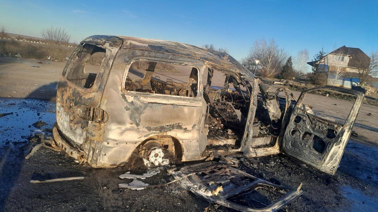 На автомобильной дороге Васильевка – Бердянск в районе Черниговского муниципального округа ВСУ ударили беспилотным летательным аппаратом самолётного типа по гражданскому автомобилю волонтёров из Ростова-на-Дону