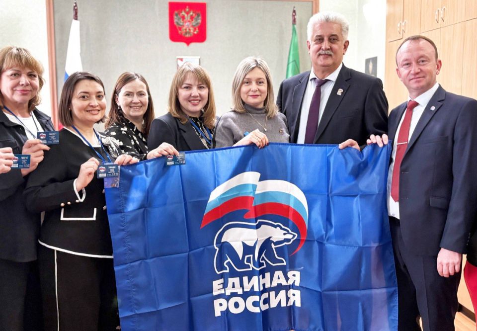 В Бердянске новым членам партии «Единой России» вручили партийные билеты