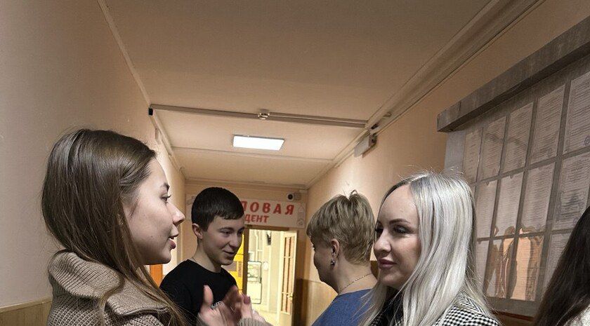 Активисты поздравили с 8 марта преподавателей АГПУ