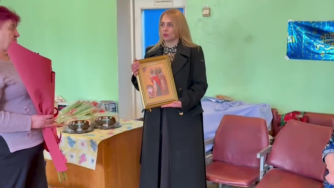 Анна Хорошун: Поздравила прекрасных женщин в общежитии, которые приехали с линии боевого соприкосновения и проживают в городе Бердянске с 2023 года