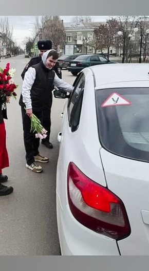 «Праздничный патруль» сотрудников Госавтоинспекции, поздравил женщин с 8 марта
