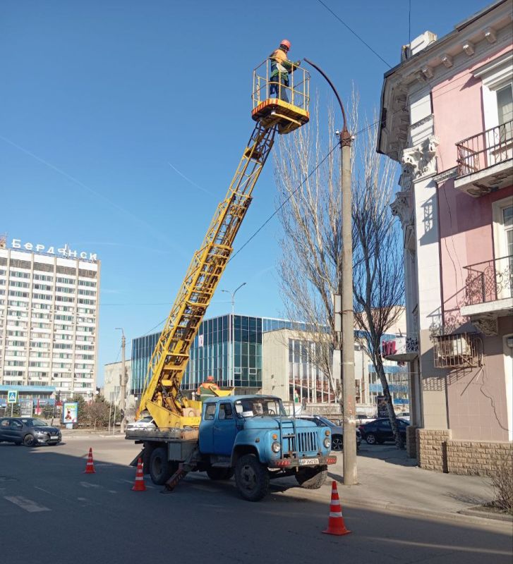 На ул. Дюмина в Бердянске обновляется наружное освещение