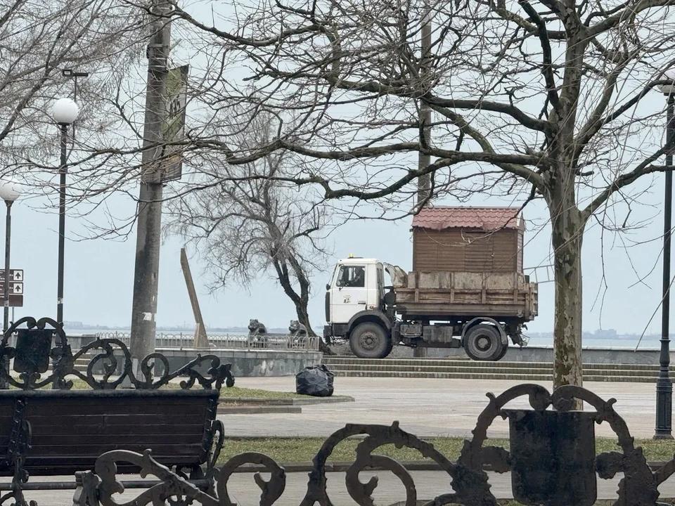 В Бердянске убирают незаконные киоски