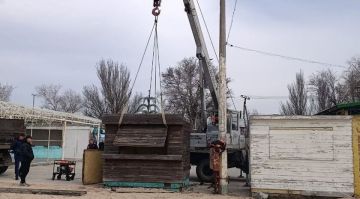 В Бердянске начался демонтаж незаконно установленных торговых объектов