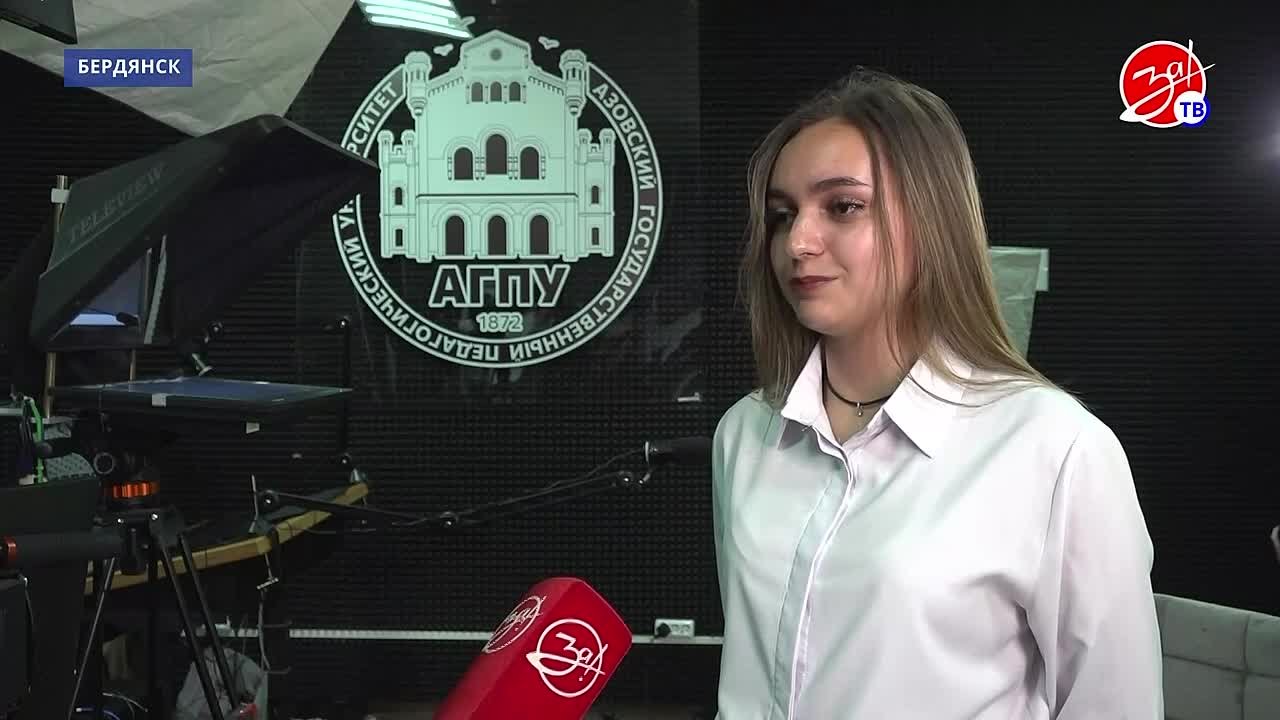 Для учеников выпускного класса 11-й школы Бердянска провели профориентационную экскурсию по медиастудии