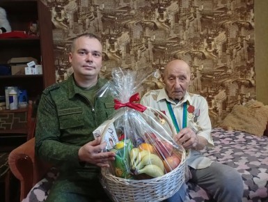 Офицеры Следственного комитета России торжественно поздравили со 100летним юбилеем ветерана Великой Отечественной войны в Бердянске