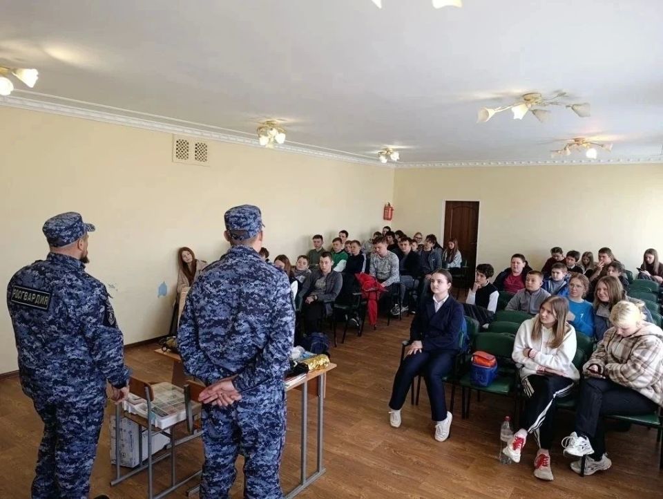Сотрудники Росгвардии провели занятия по тактической медицине и первой помощи для школьников