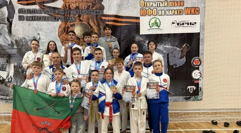 Бердянские каратисты взяли 21 медаль на «Кубке Феникса–2026» в Таганроге