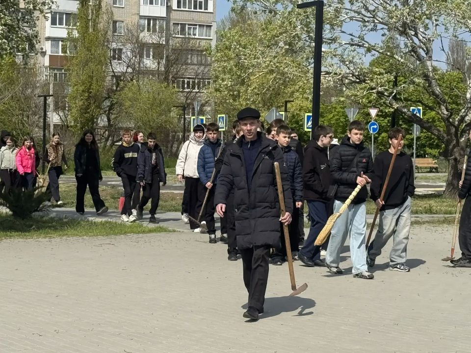 В Бердянске прошел очередной субботник возле памятного знака "Самолет"