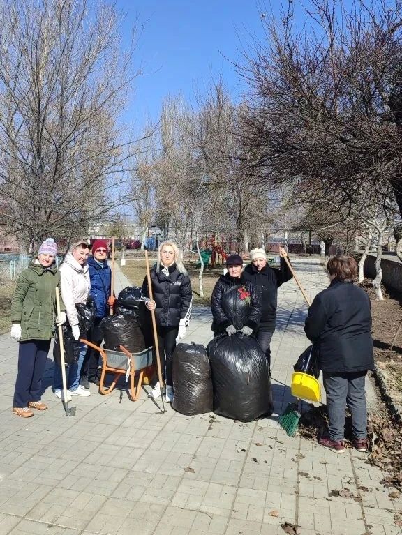 В Бердянске продолжаются субботники ко Дню Победы: благоустроены памятник Евгении Рудневой и парк ДК «Дормаш»