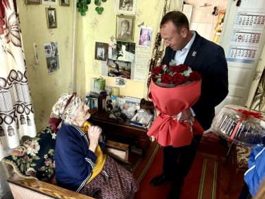 В Бердянске поздравили Анну Михайловну Кирилову с 95-летним юбилеем