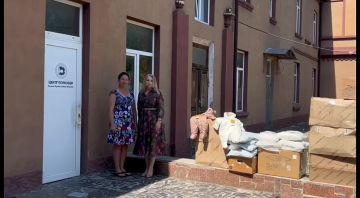 Анна Хорошун: При поддержке директора Фонда "Мира" Каролины Носатовой и руководителя фабрики детской одежды Смирновой Валерии, были переданы детские комбинезончики для малышей города Бердянска в количестве 100 штук