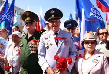 В День металлурга вместе с горожанами, общественниками и представителями разных политических партий открыли в Череповце памятник И.В.Сталину и И.П.Бардину