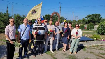 Члены РВИО в Бердянске возложили цветы к памятнику "Героям и жертвам Первой мировой войны"