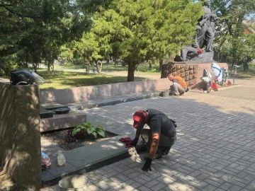 В Бердянске приводят в порядок памятник морякам-десантникам в парке Шмидта