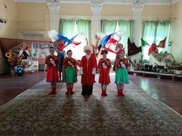 «Вперёд, Россия!»: яркое представление ко Дню Государственного флага
