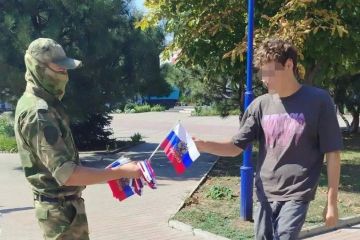 Росгвардейцы поздравили граждан с Днем Российского флага в Бердянске