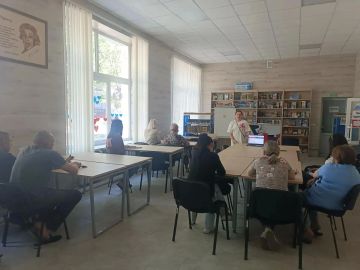 Сегодня член ТИК № 8 провела встречу с коллективом Центральной библиотеки Бердянска в рамках проекта «ИнформУИК»