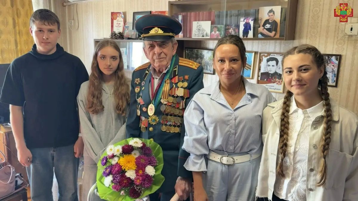 Студенты-медики поздравили бердянского ветерана с Днём города