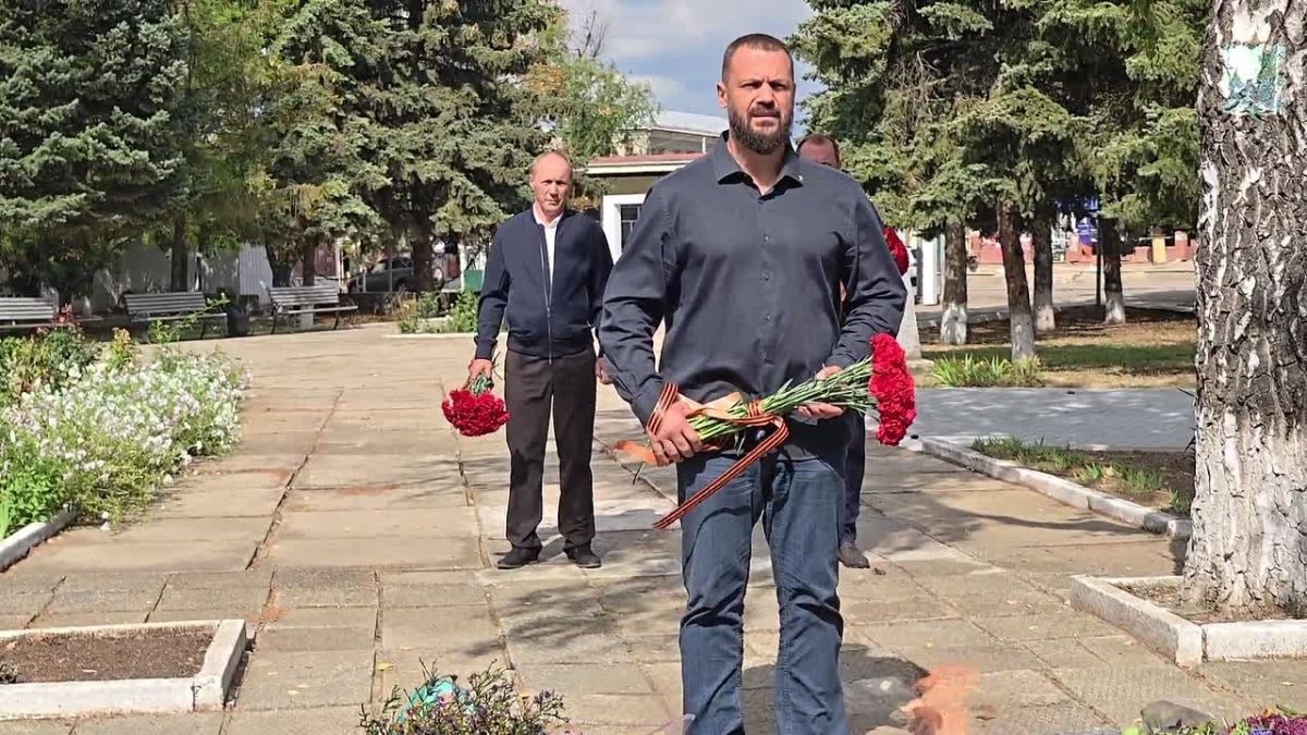 Руководители округа возложили цветы к Вечному огню в селе Осипенко