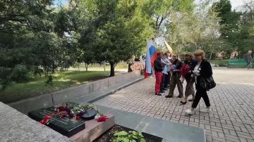 Глава Бердянска совместно с местным отделением РВИО возложил цветы к памятнику морякам-десантникам