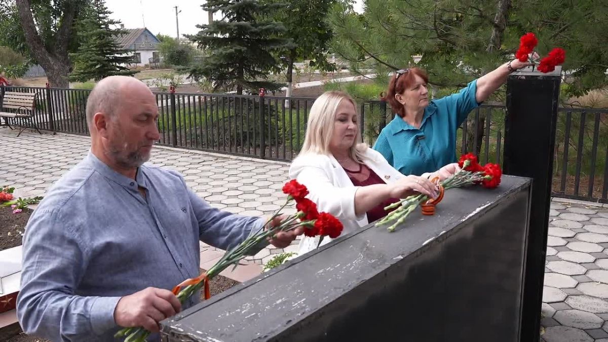 В селе Долинское состоялось памятное возложение цветов