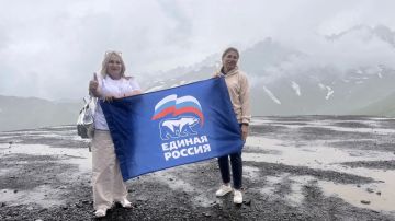 Победа на высоте: флаг «Единой России» на вершине Эльбруса!
