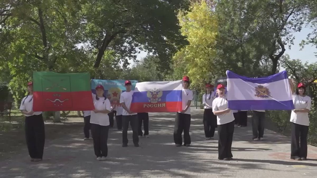 В 4-й школе Бердянска свой вклад в празднование Дня воссоединения исторических регионов с Россией внесли активисты Движения Первых