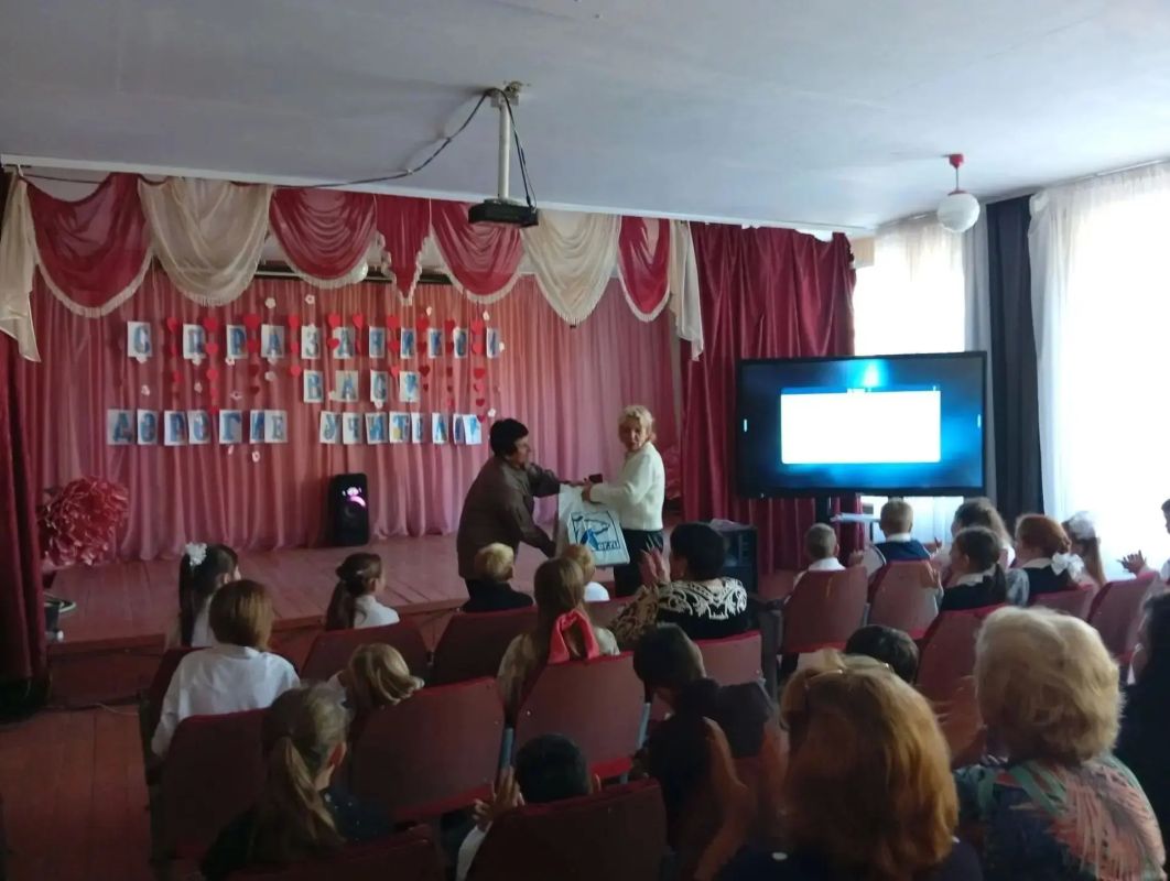 С праздником, дорогие учителя!