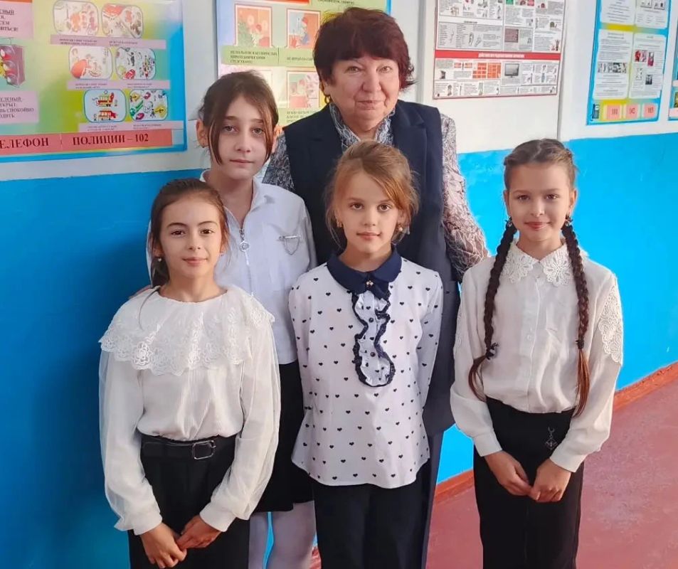 «С благодарностью к педагогам»: воспитанники Дома культуры села Андровка поздравили учителей местной школы