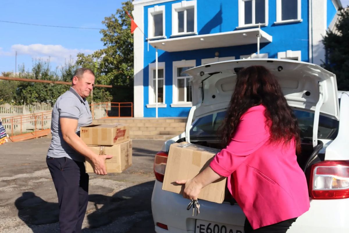 «Поддержка творчества и талантов»: в ДК села Азовское передали материалы для юных умельцев