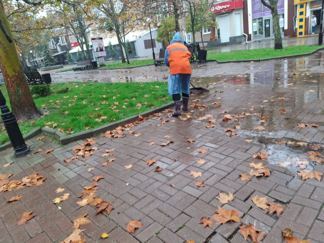 Бердянские коммунальщики продолжают уборку, несмотря на дождь
